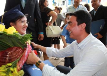 Becaria de alcaldía de San Miguel se corona como ingeniera en sistemas