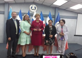 PARLACEN nombra a Elizabeth de Calderón Sol como “Mujer destacada 2019”