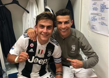 (VIDEO) Cristiano Ronaldo y Leonardo Bonucci besan a Paulo Dybala en medio de una entrevista