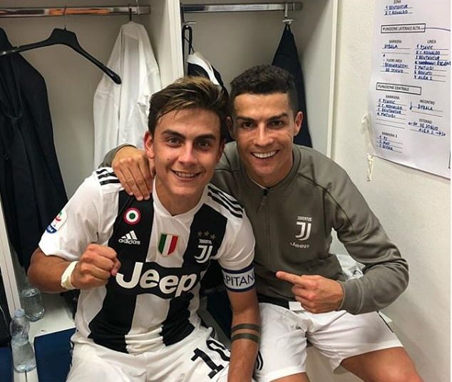 (VIDEO) Cristiano Ronaldo y Leonardo Bonucci besan a Paulo Dybala en medio de una entrevista
