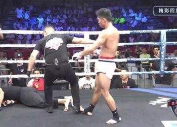 (VIDEO) El brutal nocaut en un particular campeonato de estilo libre en Asia