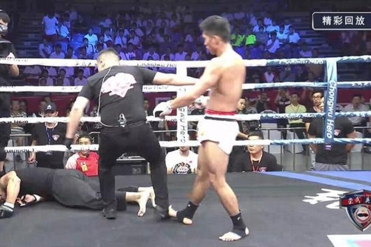 (VIDEO) El brutal nocaut en un particular campeonato de estilo libre en Asia