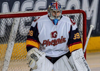 (VIDEO) Petr Cech disfruta su retiro del fútbol como portero de un equipo de hockey sobre hielo