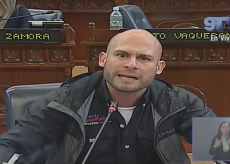 Velásquez Parker tilda de “chupa medias” a miembros de su bancada que apoyan a Nayib Bukele