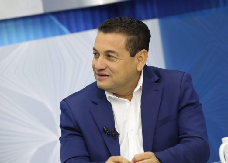 Ministro Castro gestiona visas de trabajo temporal en Canadá y Europa