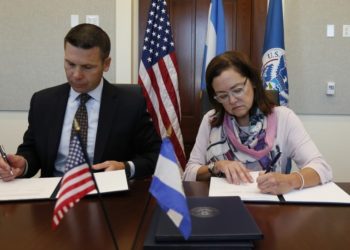Gobiernos de EE.UU. y El Salvador firman extensión de TPS por un año más
