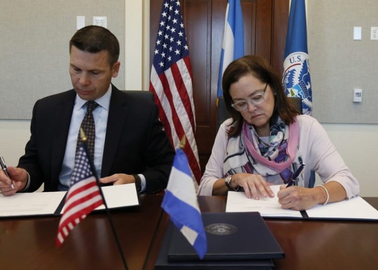Gobiernos de EE.UU. y El Salvador firman extensión de TPS por un año más