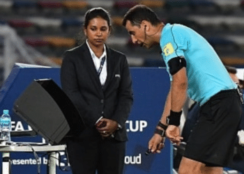 Por cargar un celular, desconectaron la pantalla del VAR