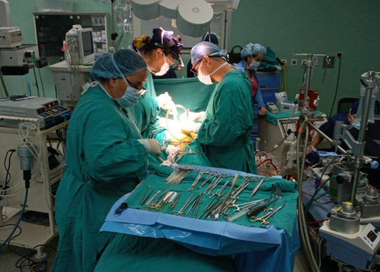 Médicos de EE.UU. participan en jornada de cirugías de corazón en Hospital Bloom