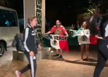 (VIDEO) Seleccionados mexicanos ignoran a dos aficionados que llegaron a Bermudas para apoyarlos
