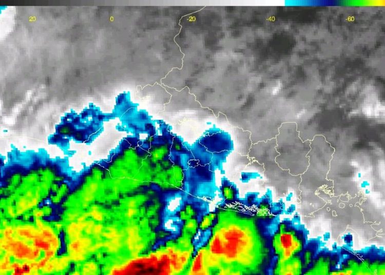 Protección Civil decreta alerta naranja en la cadena volcánica, zona costera y Bajo Lempa