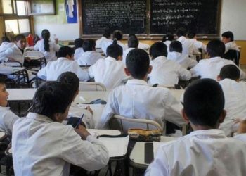 Estudiantes obligados a llevar cajas de cartón en la cabeza para que no copien en un examen en la India