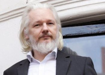 Julian Assange compareció confuso y balbuceante ante la justicia británica