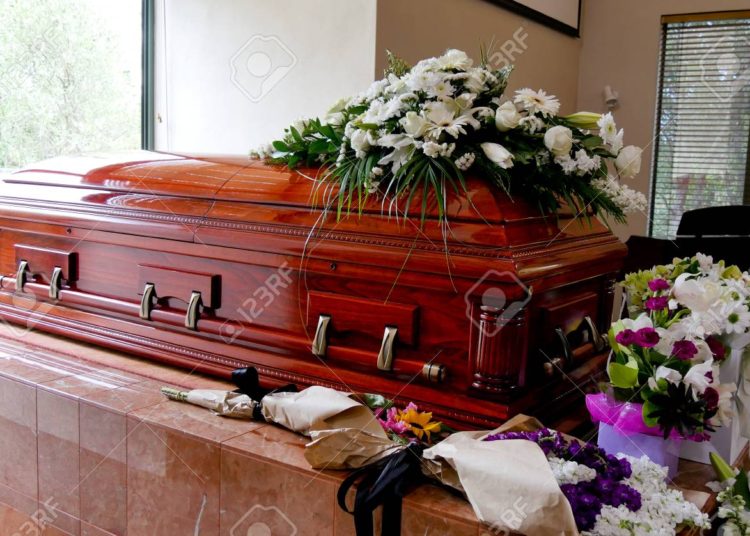 Tras desconectarla y ser declarada muerta, mujer ‘resucita’ antes de sepelio