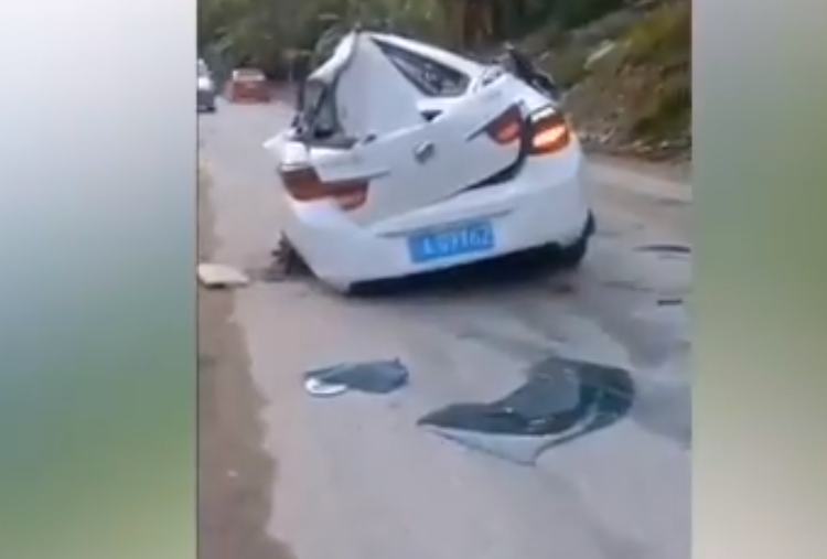 (VIDEO) Piedra gigante aplasta automóvil que circulaba por una carretera en China