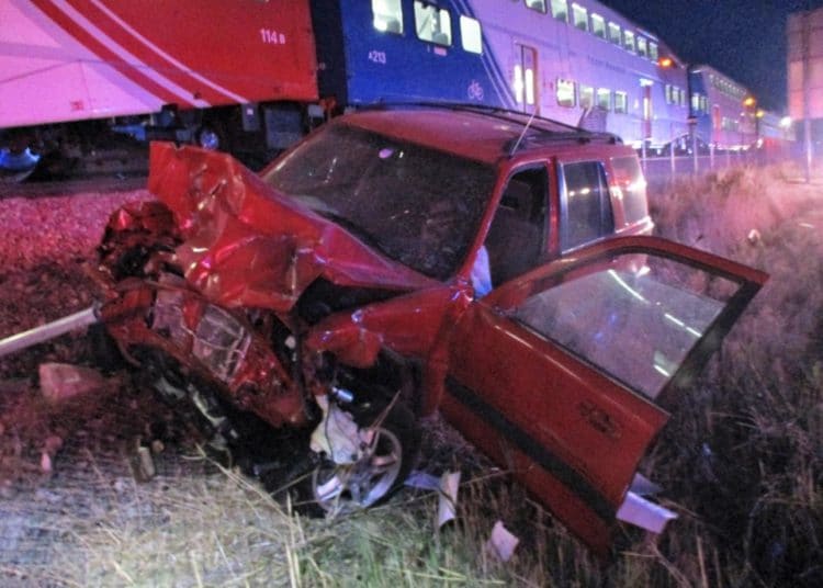 (VIDEO) Un hombre es salvado por un policía segundos antes que un tren embistiera el auto que conducía