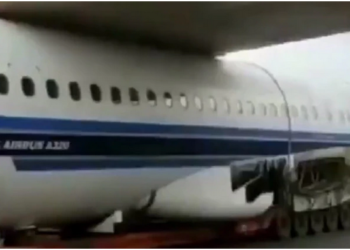 (VIDEO) Un avión quedó atrapado debajo de un puente, pero un camionero logró destrabarlo