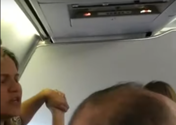 (VIDEO) Pasajero toma licor mientras otros rezan por una falla en el avión