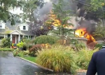 Avioneta se estrella en Nueva Jersey e incendia dos viviendas