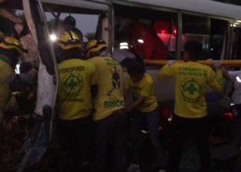(VIDEO) Dos fallecidos y diez lesionados deja accidente de tránsito en San Pedro Perulapán
