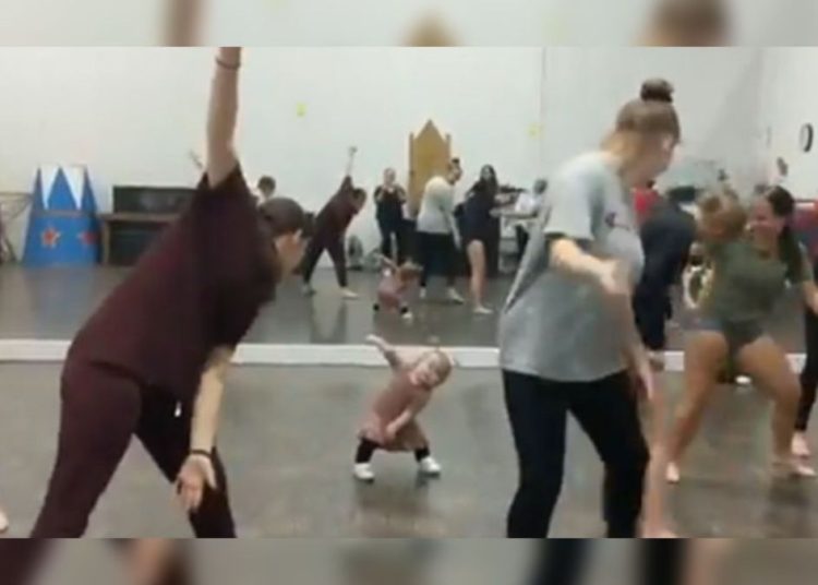 (VIDEO) Bebé da clases como instructora de baile