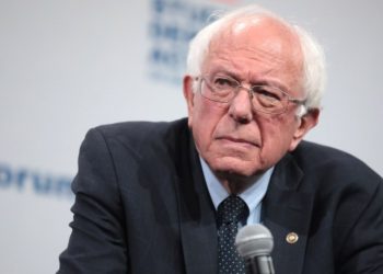 Realizan operación cardíaca de emergencia al senador Bernie Sanders