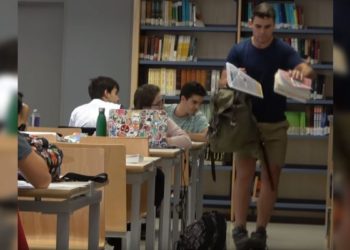 (VIDEO) Youtuber ingresa a biblioteca con zapatos ruidosos
