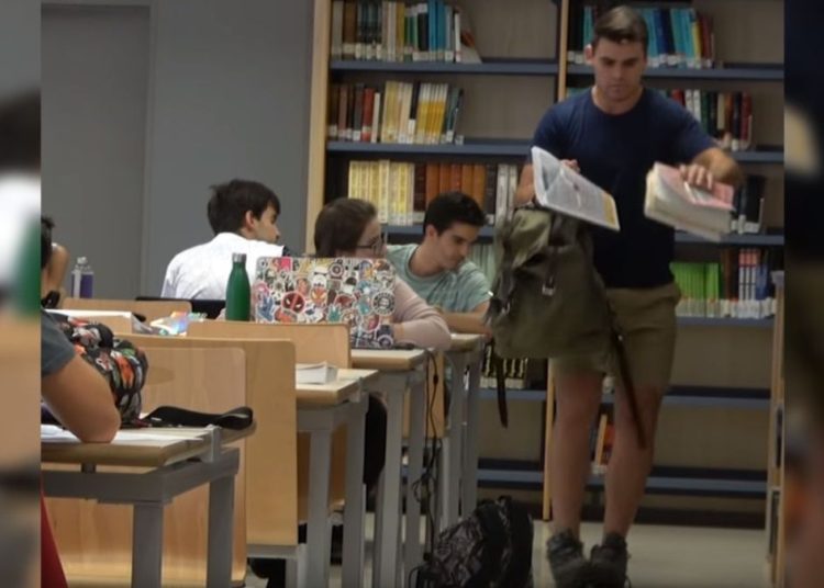 (VIDEO) Youtuber ingresa a biblioteca con zapatos ruidosos