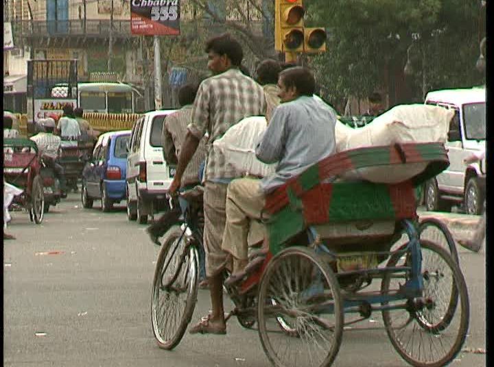 (VIDEO) Un niño se salva de milagro tras caer desde un segundo piso sobre el asiento de una bicitaxi