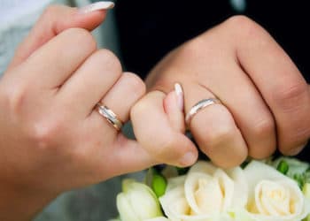 Novios ofrecen 32 euros por hora a quien vaya sin ropa a su boda