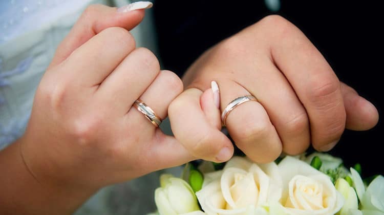 Novios ofrecen 32 euros por hora a quien vaya sin ropa a su boda