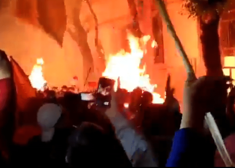 (VIDEO) Al grito de “¡fraude!” decenas de manifestantes queman oficinas electorales de Sucre y Potosí, en Bolivia