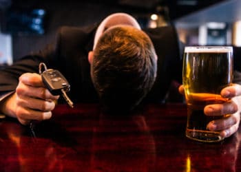 (VIDEO) Joven borracho huye de policías que intentan detenerlo