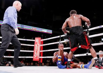 (VIDEO) Boxeador queda en coma tras ser noqueado en pelea en Estados Unidos