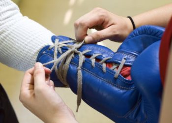 (VIDEO) En una pelea amistosa de boxeo un mujer noquea a hombre con tremendo izquierdazo