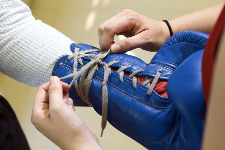 (VIDEO) En una pelea amistosa de boxeo un mujer noquea a hombre con tremendo izquierdazo