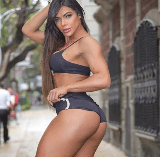 (VIDEO) Suzy Cortez se pasea por las playas de Cancún y luce banda de ganadora de Miss Bumbum