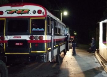 Abren fuego contra bus de la ruta 78 en Huizúcar