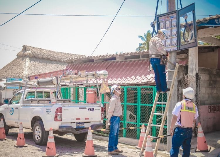AES El Salvador implementa nueva tecnología de redes y medidores en zona costera de San Miguel y La Unión