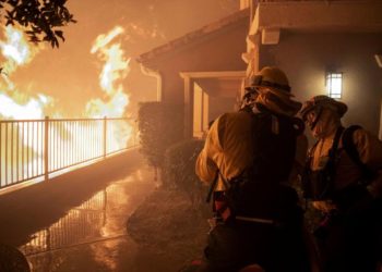 Gobernador declara emergencia en dos condados de California por incendios