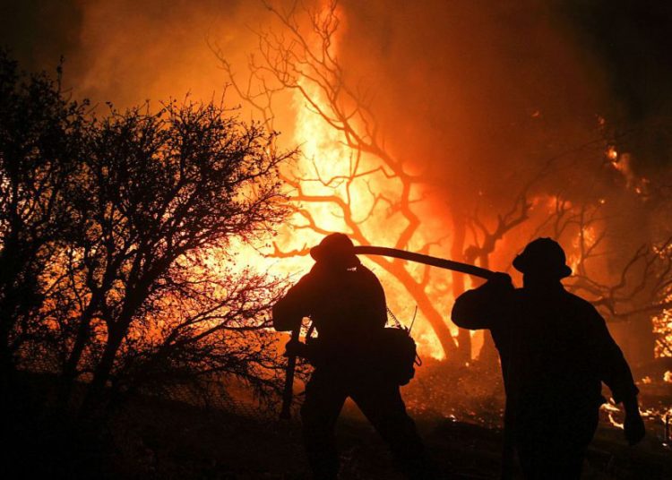 Miles de habitantes de Los Ángeles son evacuados por mega incendio