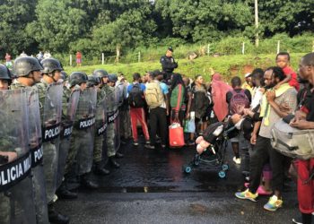 Fuerzas de seguridad mexicanas disuelven caravana migrante que partió de Tapachula