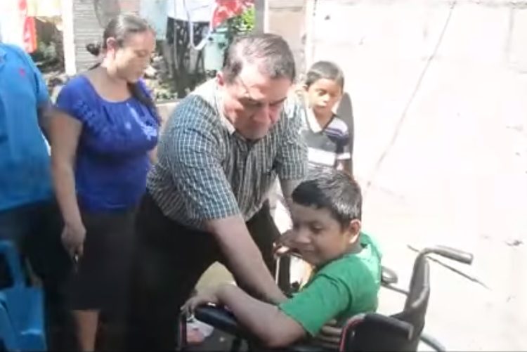 Diputado dona silla de ruedas a niño que nació sin piernas en San Miguel