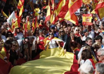 Multitudinaria manifestación en Barcelona para decir «basta» a la violencia independentista