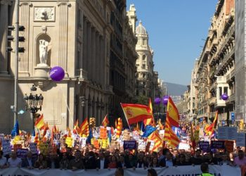 Catalanes marchan en Barcelona tras dos días de violencia