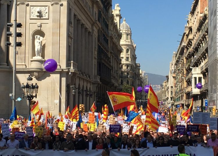 Catalanes marchan en Barcelona tras dos días de violencia