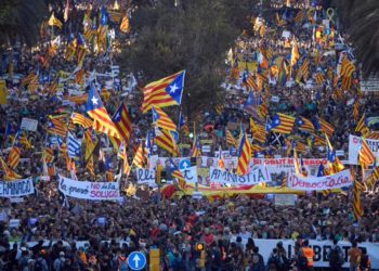 (VIDEO) Tensión durante una nueva manifestación independentista en Barcelona