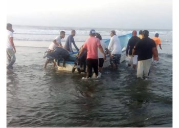 Un muerto y varios desaparecidos al naufragar una embarcación con migrantes frente a Chiapas