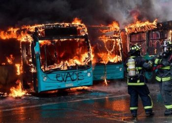 (VIDEO) Al menos 62 carabineros heridos y 716 personas detenidas en violentas protestas en Chile