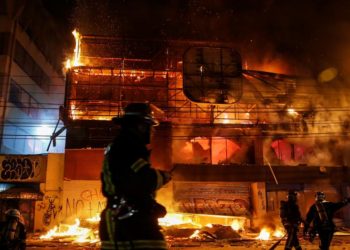 Protestas contra el alza al precio del pasaje del metro dejan al menos tres muertos en Chile